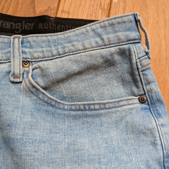 Men's Wrangler Medium Wash Straight Leg Denim Jeans Size 38x36 - Picture 4 of 4